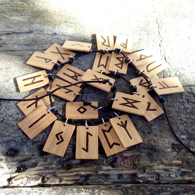 Rune ciondoli in legno di Faggio - immagine 2