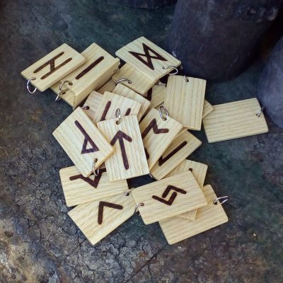 Serie 25 ciondoli Rune in Frassino