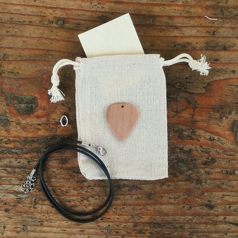 Plettro da decorare: kit plettro ciondolo in Noce - immagine 2