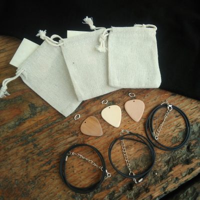 Plettri da decorare: kit per tre plettri ciondoli in legno (Faggio, Noce, Acero)